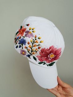 Hand embroidered hiking hat with floral design / baseball hat for women 🌿PLEASE NOTE I NEED 2 WEEKS TO EMBROIDER THIS HAT FOR YOU🌿Color: white baseball cap.Design: hand-embroidered gerbera with wildflowers.Cap size (head circumference): 55 - 67 cm.The quality of the embroidery and baseball cap is superior, I guarantee! ;)I really enjoyed making this, and I hope my customers will enjoy showing it off.CHECK OUR OTHER ACCESSORIES🌸 More Baseball hats:https://www.etsy.com/shop/KazkovaEmbroidery?re Baseball Cap Design, Bone Bordado, Custom Embroidered Hats, Hiking Hat, White Baseball Cap, Colorful Hat, Floral Hat, Hat Custom, Hat Embroidery