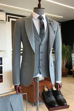 Discover the very best Cedric Grey 3 Piece Point Lapel Formal Business Mens Suit for work,prom and wedding occasions at Bradymensuit. Custom made Gray Peaked Lapel mens suits with high quality. Gray 3 Piece Suit, Engagement Suits, Grey 3 Piece Suit, Grey Slim Fit Suit, 3 Piece Suit Wedding, Groom Suits, Suits Men Business, Business Men, Lapel Jacket