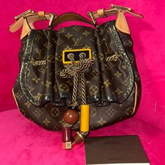 * 100% Authentic As Always Guaranteed * Great Shoulder Bag In New Condition * Madonna Was In The Campaign For This Collection * Please See Photos For All Wear Bags Louis Vuitton, Hobo Purse, Louis Vuitton Bags, Madonna, Louis Vuitton Monogram, Mini Bag, Louis Vuitton Bag, Louis Vuitton, Bag Lady