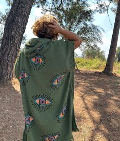 Organic muslin handmade evil eye hooded poncho. 🎉 This green poncho will make you feel very comfortable with its breathable fabric. It can also be a robe that offers a wonderful visual with its evil eye motif. 🎉 If you wish, you can wear it as a bridesmaid dress, or you can wear it in the beautiful mornings as a wonderful dressing gown poncho. 🎉 This poncho is 100% handmade, made with wood printing. Non-damaging organic cotton fabric will make you feel very comfortable. 🎉 The hooded kem eye Bohemian Hooded Cape For Festivals, Bohemian Hooded Cape One Size, Green Bohemian Poncho For Festivals, Kaftan Outfit, Green Poncho, Green Evil Eye, Festival Kimono, Wood Printing, Eye Motif