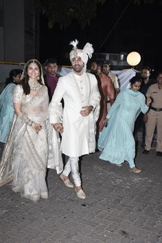 Alia Ranbir Wedding, Alia Ranbir, Riddhima Kapoor, Indian Wedding Dress Modern, Neetu Kapoor, Sabyasachi Bride, Karisma Kapoor