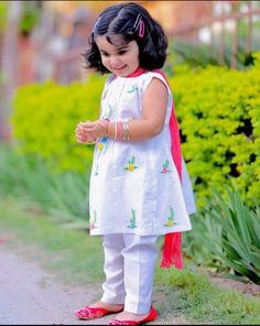 Dresses For Baby Girls, Girls Frocks, Mom Daughter Outfits, Lawn Dresses, Dresses Pakistani, Diy Tutu, Lawn Design