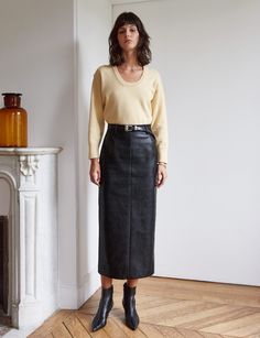 Yve Maxi Leather Skirt-BESTSELLER Leather Midi Skirt Street Style, Fall Outfits Leather Skirt, Maxi Skirt Autumn Outfit, Midi Leather Skirt Outfit, Leather Midi Skirt Outfit, Long Leather Skirt Outfit, Closet Minimal, Leather Pencil Skirt Outfit, Maxi Leather Skirt