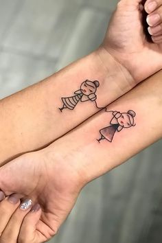 27 Matching Tattoos That Are Perfect For You And BFF Twin Tattoos, Matching Friend Tattoos, Matching Best Friend Tattoos, Bestie Tattoo, Matching Sister Tattoos, Tattoos Unique, Tattoos Geometric, Bff Tattoos, Friendship Tattoos