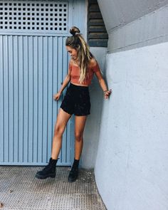 Atuendos para motivarte a salir de casa en vacaciones Dr Martens Outfit Summer, Martens Outfit, Dr Martens Outfit, Converse Outfits, Style Converse, Combat Boot, Trik Fotografi, Cute Summer Outfits