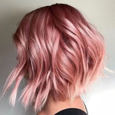 30 Eye-Catching Rose Gold Hair Styles for 2020 - Hair Adviser Edgy Bob Haircuts Choppy Layers, Rose Gold Short Hair, Rose Gold Hair Balayage, Gold Color Hair, Hair Color Names, Gold Blonde Hair, Rose Hair Color, Gold Hair Dye, Rose Gold Hair Color