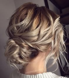 Medium Length Hair Up, Bedhead Hair, Messy Bun Updo, Messy Wedding Hair, Easy Updo Hairstyles, Up Dos For Medium Hair, Makijaż Smokey Eye, Updos For Medium Length Hair, Penteado Cabelo Curto