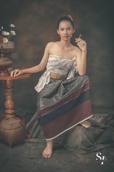 Indonesian Clothing, Indonesian Fashion, Filipino Fashion, Traditional Thai Clothing, Batik Fashion, Thai Dress, Japanese Prints, Fashion Poses, Costume Design