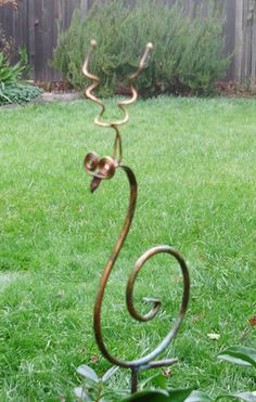 Copper snail garden sculpture by artist Catherine Murphy of Haw Creek Forge Size: Small Snail 9" Tall by 5" on 25" Display Rod $40.Large Snail 18" Tall by 8.5" on a 25" Display Rod $66. Haw Creek Forge is a small business with a big reputation for quality, originality and service. In our riverside studio in the mountains of North Carolina, a small group of talented artisans carefully craft each piece of our unique and whimsical garden art, continuing the tradition of handcrafted in America. We t Copper Garden Art, Copper Garden, Yard Sculptures, Copper Crafts, Lawn Art, Metal Yard Art, Copper Art, Metal Garden Art, Junk Art