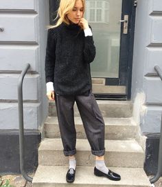 STOCKHOLM (Pernille Teisbaek) suit trousers on women. How about cut off and slightly frayed? How To Wear Loafers Women, How To Wear Loafers, Loafers Outfit, Patagonia Pullover, Casual Chique, Pullover Outfit, Looks Street Style