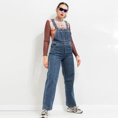 Vintage Lee denim overalls in blue - adjustable suspenders - 5 pockets - materials: 100% cotton Size from the tag: 14 Best fits women: M MEASUREMENTS bust: open waist: 34.5 inches (88 cm) hips: 38.5 inches (98 cm) inseam: 30 inches (76 cm) The model is 5'9" (174 cm), measures 35-27-38 (89-69-96 cm) and typically wears clothing in size M CONDITION - 9/10 - The overalls in great pre-owned vintage condition. Washed, ready to wear. Medium Wash Denim Overalls With Suspenders, Denim Overalls With Suspenders, Denim Blue Jeans Overalls With Suspenders, Dark Wash Overalls With Suspenders, Denim Jumpsuit With Suspenders, Medium Wash Denim Jeans With Suspenders, Medium Wash Denim Jumpsuit With Suspenders And Bib Front, Denim Blue Utility Overalls With Bib Front, Vintage High Rise Denim Jumpsuit