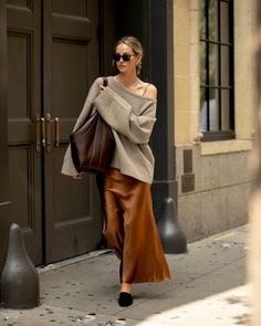 Sorry to My Jeans and Fancy Top Combo, But This Two-Part Outfit Looks Way Richer Cute Office Outfits, Jean Skirt Outfits, Work Outfits Women Summer, Denim Skirt Outfits, Professional Outfits Women, Chic Fall Outfits, Stylish Work Attire, Chic Skirts, Stylish Work Outfits