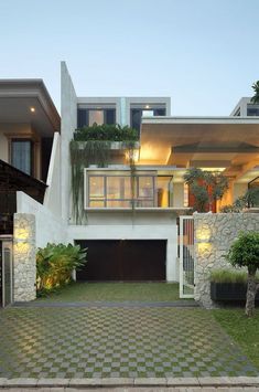 a modern house is shown in the evening