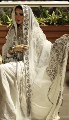 Modest Abaya, Abaya Outfit, Cream Embroidery, Arabian Women, Fashion Modest, Arab Beauty, Hijabi Style, Arab Women, Arab Fashion