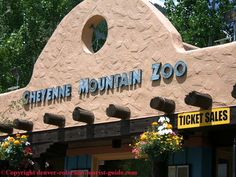 there is a sign that says sheine mountain zoo on the side of this building