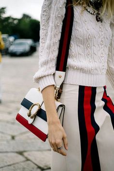 Gucci Fall Haute Couture Style, Street Style Bags, Fall Handbags, Navy Style, Red Style, Navy Fashion, Mode Inspo, Fashion Week Street Style, 가을 패션