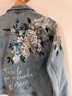 Pale blue denim jacket with hand painted flowers, butterflies and a quote Bespoke Denim, Customised Denim Jacket, Diy Denim Jacket, Custom Denim Jacket, Hand Painted Denim Jacket, Fitted Denim Jacket, Denim Art, Painted Denim Jacket