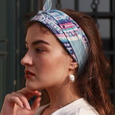 Silk Fashion, Hair Scarf Styles, Scarf Square, Ways To Wear A Scarf, Silk Accessories, Hair Scarf, Head Hair, Scarf Headband, Hair Fashion