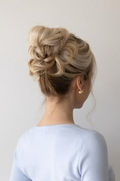 Today’s hair tutorial is 10 cute back to school hairstyles! These easy hairstyles are perfect for medium - long hair lengths and are very cute hairstyles for school. I wanted to share different types of heatless hairstyles for everyone. Whether you love ponytails, half-up half-down styles, claw clips, messy buns, low buns, or hair hacks, I've got you covered! Very Cute Hairstyles, Server Hair, Cutesy Hairstyles, Updo Hair Tutorial, Cute Back To School Hairstyles, High Messy Bun, High School Hairstyles, Blonde Blue Eyes