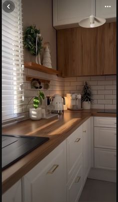 the kitchen counter is clean and ready for us to use in the day time hours