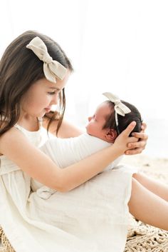 Sibling Photo Newborn, Newborn Photos Sisters, Newborn And Sister Photoshoot, 3 Sisters Newborn Photography, Newborn Photography With Big Sister, Newborn Baby Sibling Photography, Sisters Newborn Photoshoot, Sister Sibling Photography, Newborn And Big Sister Photography