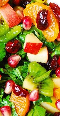 Spinach Salad with Apples, Pears, Kiwi Fruit, Cranberries, Mandarin Oranges, and pomegranate seeds Spinach Salad With Apples, Salad With Fruit, Salad Spinach, Salad With Apples, Salad Kale, Thanksgiving Salad, Delicious Salad Dressings, Christmas Salads, Mandarin Oranges