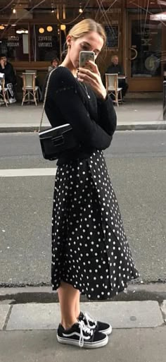 Polka Dot Midi Skirt, Skirt And Sneakers, Rock Chic, Midi Skirts, Inspired Outfits, 가을 패션, Looks Vintage