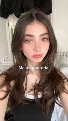 How To Do Doe Eyes Makeup, Natural Makeup For Round Eyes, Makeup Doe Eye, Makeup For Doe Eye Shape, Roundish Almond Eyes Makeup, Eyeliner Round Eyes, Doe Eyes Makeup, Make Eyes Look Bigger