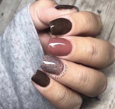 Anc Nail Ideas Fall, Full Set Nails Acrylic Short Fall, Fall Inspired Dip Powder Nails, Fall Nail Colors With Accent Nail, Gel Nail Designs Fall 2023, Fall Nail Shellac Colors, Nails For Winery, Fall Color Nail Designs 2023, Rose Gold Autumn Nails