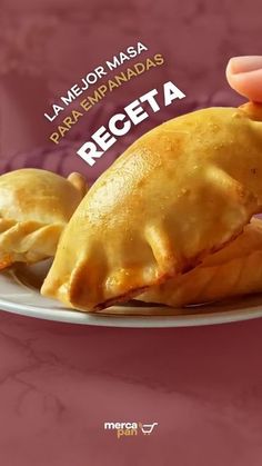 a person holding a piece of food on top of a plate with the words la major masa