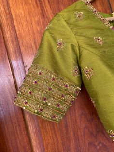 Maggam Work For Green Blouse, Raw Silk Blouse Designs, Simple Embroidery Blouse, Simple Embroidery Designs Blouse, Simple Maggam Work Blouses, Blouse Hand Work, Marriage Blouses, Blouse Hand Embroidery, Zardosi Blouse