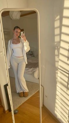 Uni Comfy Outfits, Winter Loungewear Outfits, Windy Day Outfit, Chic Loungewear Outfits, Lounge Wear Aesthetic, Grey Top Outfit, Loungewear Aesthetic, 2023 Makeup, Uggs Outfits