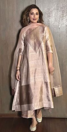 Salwar Kurta Designs, Sleeves Design For Kurti, Neck Design Ideas, Salwar Kurti, Payal Khandwala, Silk Dress Design, Kurti Sleeves, Design Kurta, Silk Kurti Designs