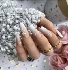 Beige Winter Nails, Neutral Winter Nails Acrylic, Pretty Winter Nails Acrylic, Cute Winter Acrylic Nails, Nagel Design Winter, Beige Christmas Nails, Aesthetic Christmas Nails Acrylic, Trendy Nails Ballerina, Christmas Nails Design Elegant