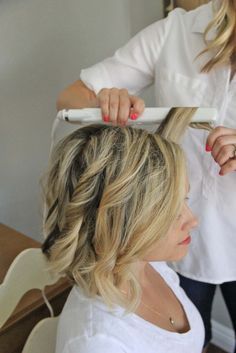 how to: beach waves for short hair - style - Little Miss Momma Waves For Short Hair, Beach Waves For Short Hair, Short Hair Waves, Beach Curls, Beach Wave Hair, Lob Hairstyle, Hair Done, Wedding Beach