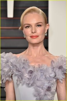 Classy Couple, Kate Bosworth, Greece Wedding, Vanity Fair Oscar Party, Oscar Party, Feather Dress, Lilac Dress, Celebrity Hairstyles, Hollywood Glamour