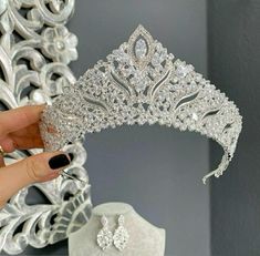 Crown Pics, Quince Crowns, Beautiful Jewelry Diamonds, Crown Aesthetic, Tiara Headpieces, Tiaras Jewellery, Crystal Bridal Tiaras, Royal Crowns, Beautiful Tiaras