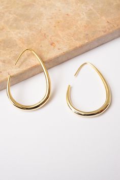 Gold threader hoop earrings go with everything! Elegant and lightweight enough for everyday wear. Dimensions: 1.5 x 1" (4 cm) Materials: Copper, 18k Gold Plating Ships in a branded jewelry pouch and box, perfect for gift giving!