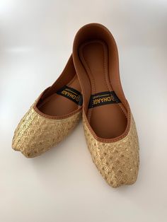 dhaage.london We Bring you our latest collection. These beautiful khussas/Juttis are handcrafted, incredibly soft and anti-slip sole. This will give you Comfort and style all in one!    . #jutti #khussa #shoes #punjabishoes #juttilovers #summer #desiclothes #casualshoes #indian #pakistani #desi #fashion #desifashion #kaleeray #accessories #tradionalshoes #handmade #summer #summervibes #wedding #desiwedding #partywear #eid #simplekhussa #pakistanifashion #punjabifashion #ladies #shoes Khussa Pakistani, Pakistani Khussa, Pakistani Shoes Khussa, Multani Khussa, Golden Punjabi Jutti, Punjabi Jutti, Punjabi Fashion, Desi Clothes, Desi Wedding