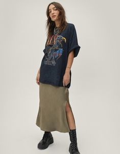 Skirts Tshirts Outfit, Oversized Tshirt Fall Outfits, Long Dress With Tshirt, Tshirt Long Skirt Outfits, Graphic Tee Over Dress Outfit, T Shirt With Long Skirt, Oversized T Shirt Styling, Long Skirt Baggy Shirt, Graphic Tee Outfit Women