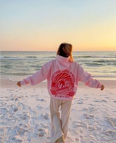 Pinkpalmpuff Hoodies, Pink Ladies Outfit, Palm Prints, Summer Hoodies, Best Hoodies, Aesthetic Hoodies, Preppy Sweatshirts, Summer Picture Poses, Preppy Girl