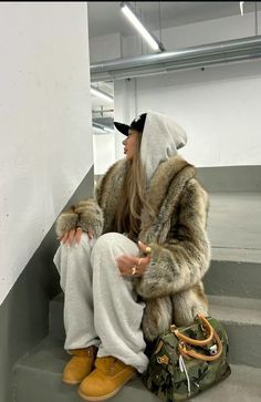 #streetstyle Fur Coat Outfits, Vintage Faux Fur Coat, Winter Fashion Outfits Casual, Dope Fashion, Coat Outfits, Outfit Inspo Fall, Faux Fur Coat, Fashion Killa, Adele