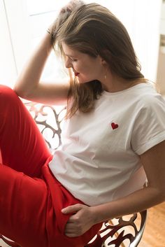 White t-shirt embroidered by hand in Paris with a red heart. Loose cut. Oversized Easy to wear with a skirt or pants. 100% organical cotton Available in all sizes: XS, S, M, L Please give me a message with your needed size. Choose your regular size. Model wear size S. Sizing: XS (length 63 cm/24.8 in, width 93 cm/36.6 in) S (length 65 cm/25.5 in , width 98 cm/35.5 in) M ( length 67 cm/26.3 in , width 103 cm/40.5 in) L (length 70 cm/27.5 in, width 108 cm/42.5 in) I send everyday my orders. From P Hand With Heart, Women Bride, Embroidered Heart, Ramones, Embroidered Tshirt, Etsy Fashion, Embroidered Shirt, White Tshirt, White T