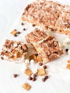 some kind of dessert with chocolate chips and marshmallows