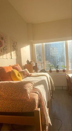 Aesthetic college dorm in New York City Elon University Dorm, College Dorm Coquette, Dorm Room Ideas Two Beds, Dorm Color Palette, Dorm Living Room Decor Colleges, Warm Dorm Room Aesthetic, College Dorm Inspo Cozy, Pink And Yellow Dorm Room