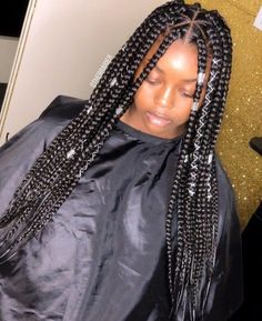 If you’ve been looking for a new way to update your braided locks, the triangle braids may be the solution! These add a difference in parting compared to regular box braids and can refresh your favorite look. What Are Triangle Braids? Triangle braids are your traditional box braid with a twist. The sections in traditional … Triangle Braids, Triangle Box Braids, Cute Box Braids, Types Of Braids, Small Braids, Box Braids Styling