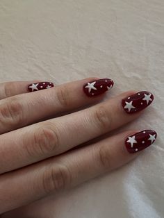 Short Dark Red Nails With Design, Dark Red Nails With Stars, Dark Red Nails Christmas, Dark Short Nails Ideas, Nail Ideas Indie, Dark Red Star Nails, Christmas Nails Dark Red, Star Acrylics