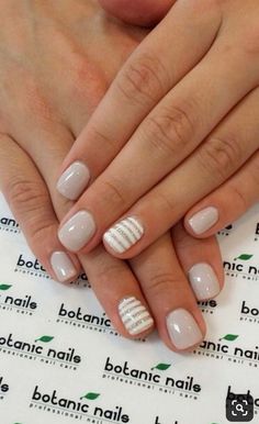 Neutral Nails Short With Design, Casual Dip Nails, Simple Nails Winter Classy, Elegant Trendy Nails, Fun Neutral Nails Nailart, Neutral Nails With Glitter Accent, Liquid Gel Nails Designs Short, Professional Short Nails For Work, Short Gel Nails Neutral Colors