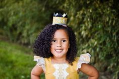 These back to school crowns are SO cute, and the perfect twist on a traditional first day outfit!  “sweetcakes and sassypants” is your one-stop shop for all of your crown needs! Sure to dress up any picture or just to wear for adorable fun, your little one will love wearing these beautiful, hand-crafted party hats. Each purchase also comes with a free matching gift as my way of saying THANK YOU!This listing is for one *adorable* glitter pencil mini crown!The Details:-Mini yellow glitter crown li First Day Of School Hair Kindergarten, First Day Of School Hairstyles Prek, Back To School Headbands, First Day Of School Crown, Back To School Hair Bows, Football First Birthday, First Day Outfit, Mini Crown, Glitter Crown