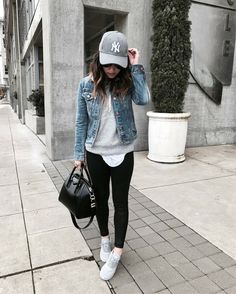 Inverno Grey Sneakers Outfit, Outfit Grey, Look Legging, Casual Weekend Outfit, Woman Yoga, Jean Jacket Outfits, Pants Outfit Casual, Athleisure Women, Legging Outfits